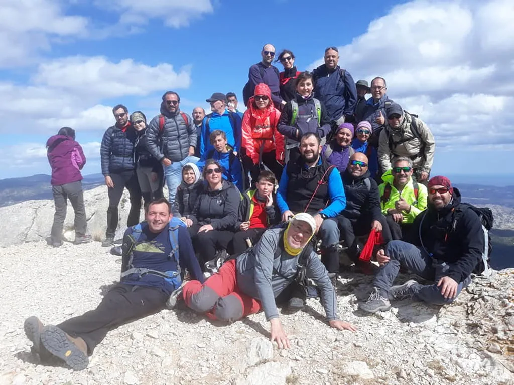 Expedicionarios en la cima del Maigmo