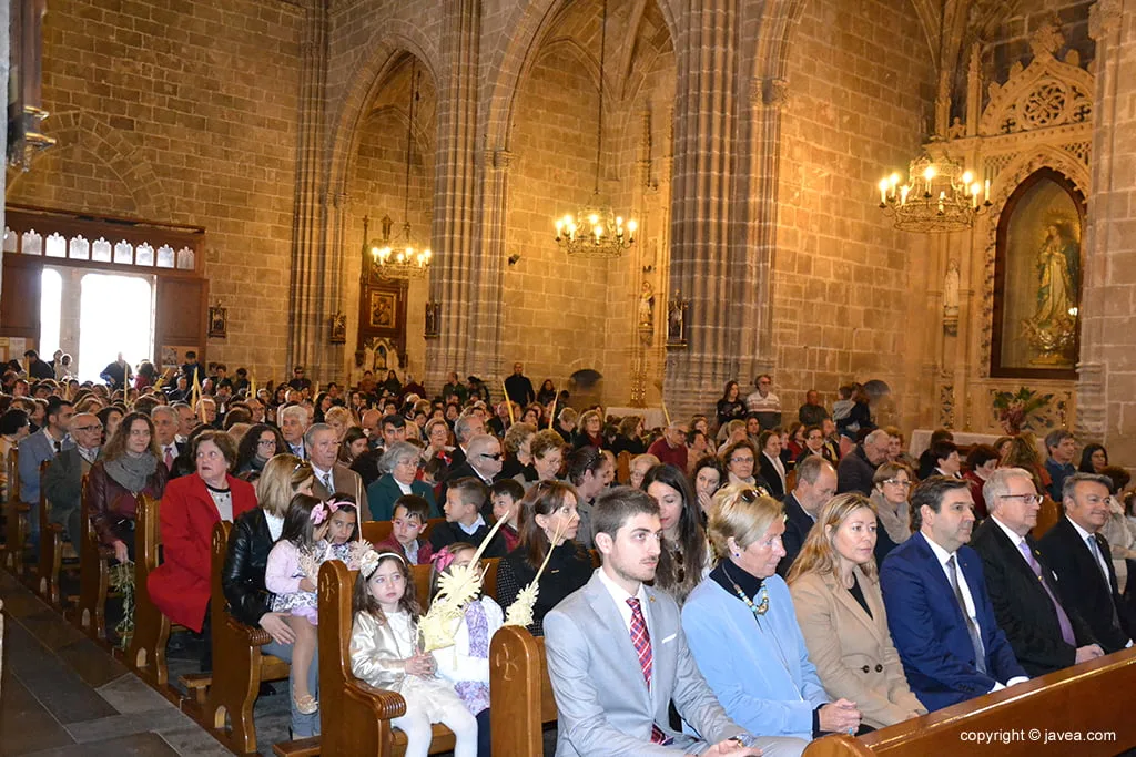 Iglesia San Bartolomé llena en el domingo de Ramos