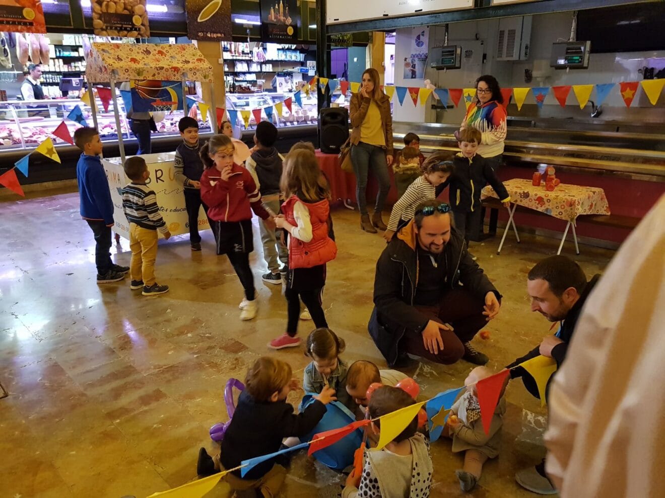Juegos infantiles en el Mercat