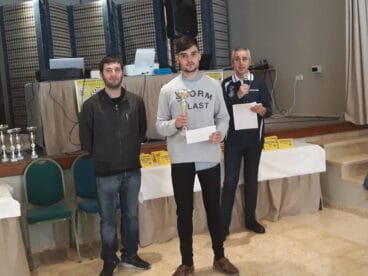 Jugador con su trofeo