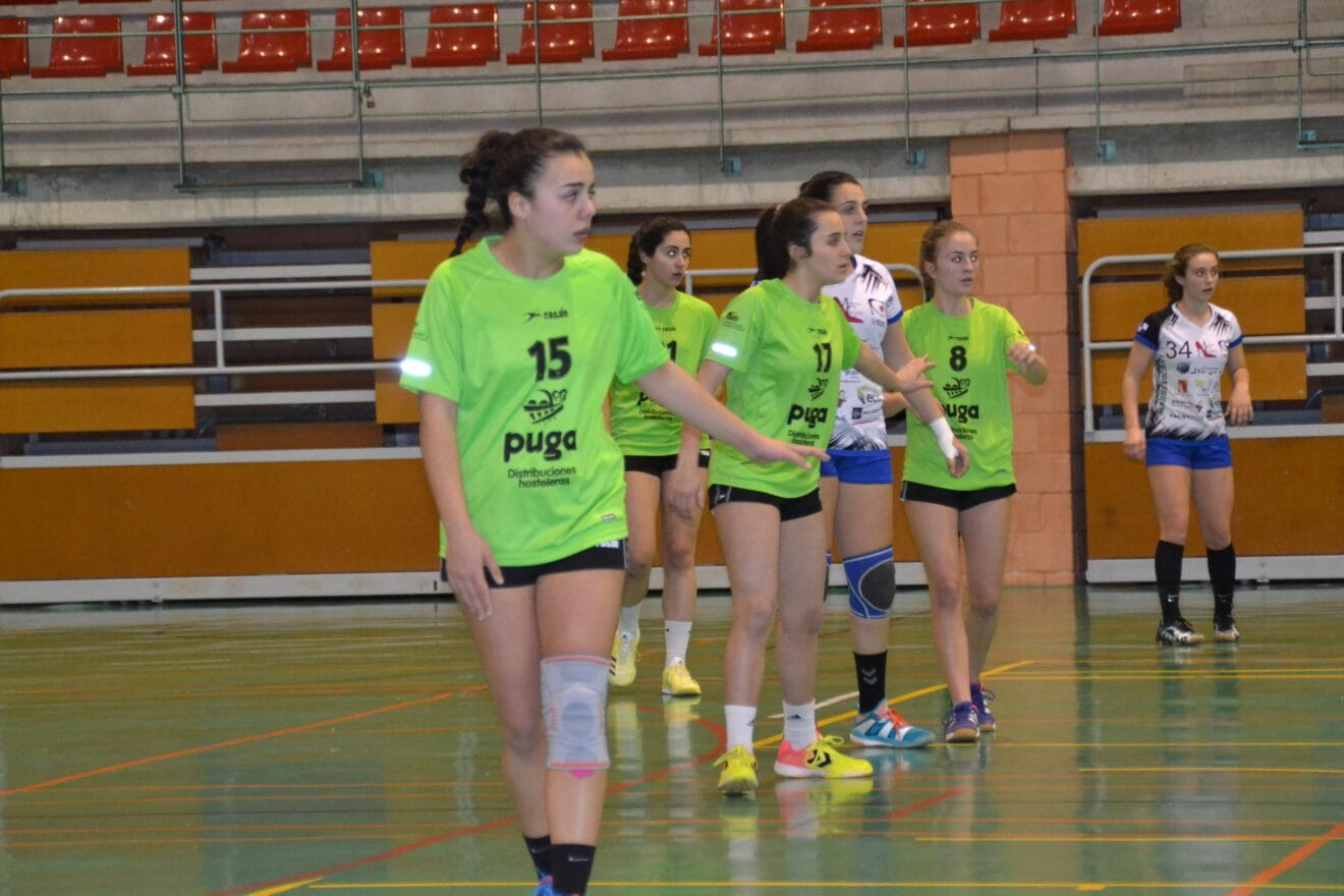 Las xabieras defendiendo durante un partido