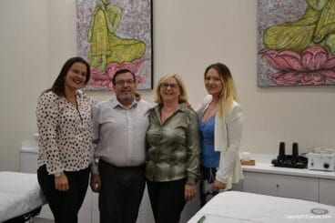 Melanie junto a sus padres y hermana