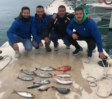 Miembros del barco Gesagui con las capturas