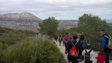 Niños acompañados de mayores durante la excursión