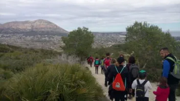 Niños acompañados de mayores durante la excursión