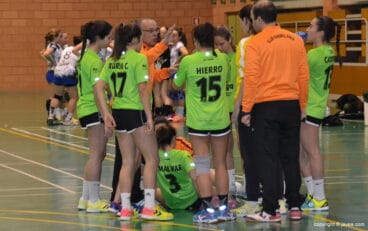Pep Hierro dando instrucciones a sus jugadoras