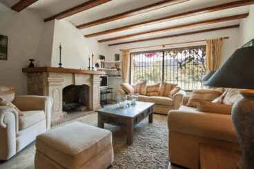 Sala de estar y chimenea Quality Rent a Villa