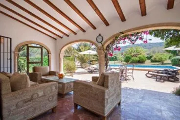 Terraza y piscina Quality Rent a Villa
