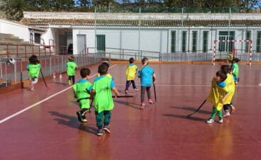Alumnos practicando hockey