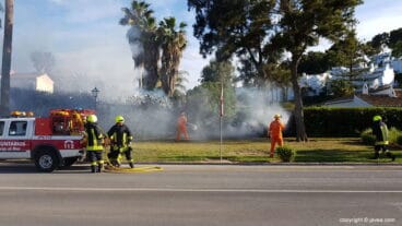 Bomberos apagando las llamas