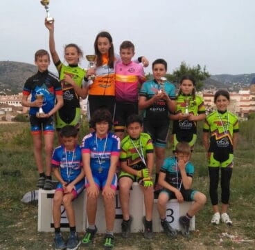 Ciclistas alevines en la prueba de Xaló