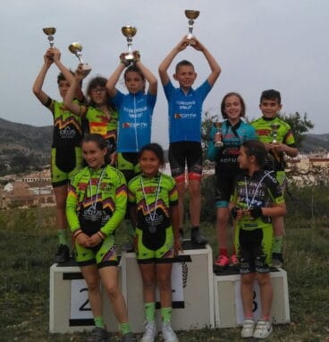 Ciclistas benjamines en el podio de Xaló