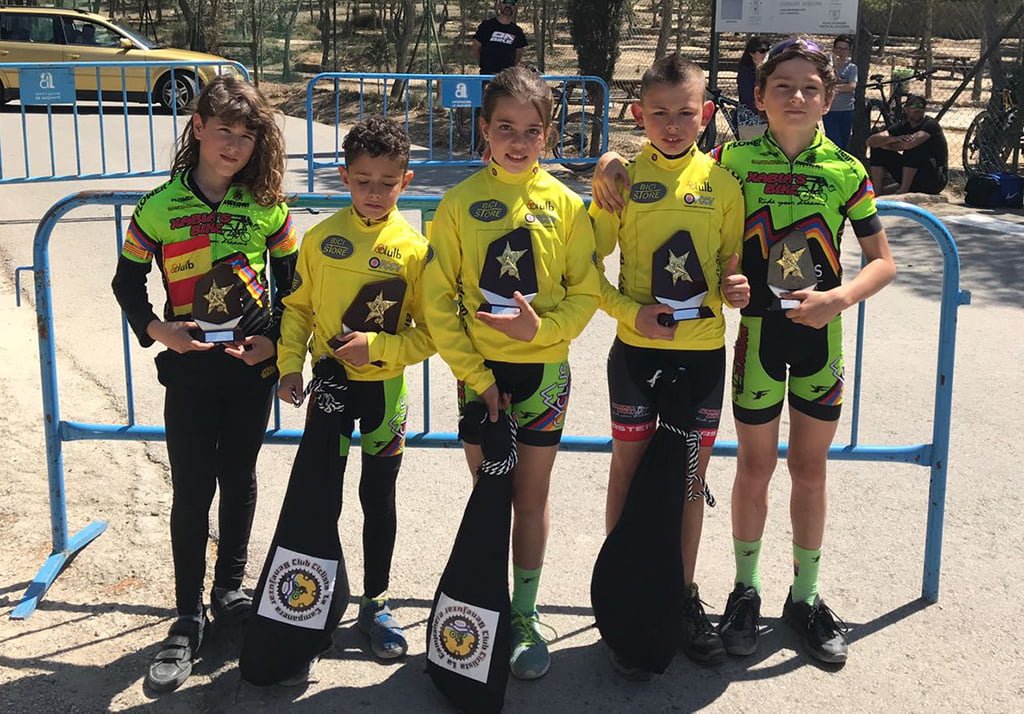 Ciclistas del la Escuela Mussols Xàbia con sus trofeos