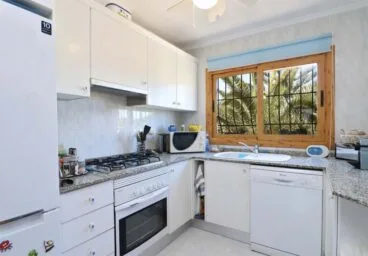 Cocina con luz natural Vicens Ash Properties