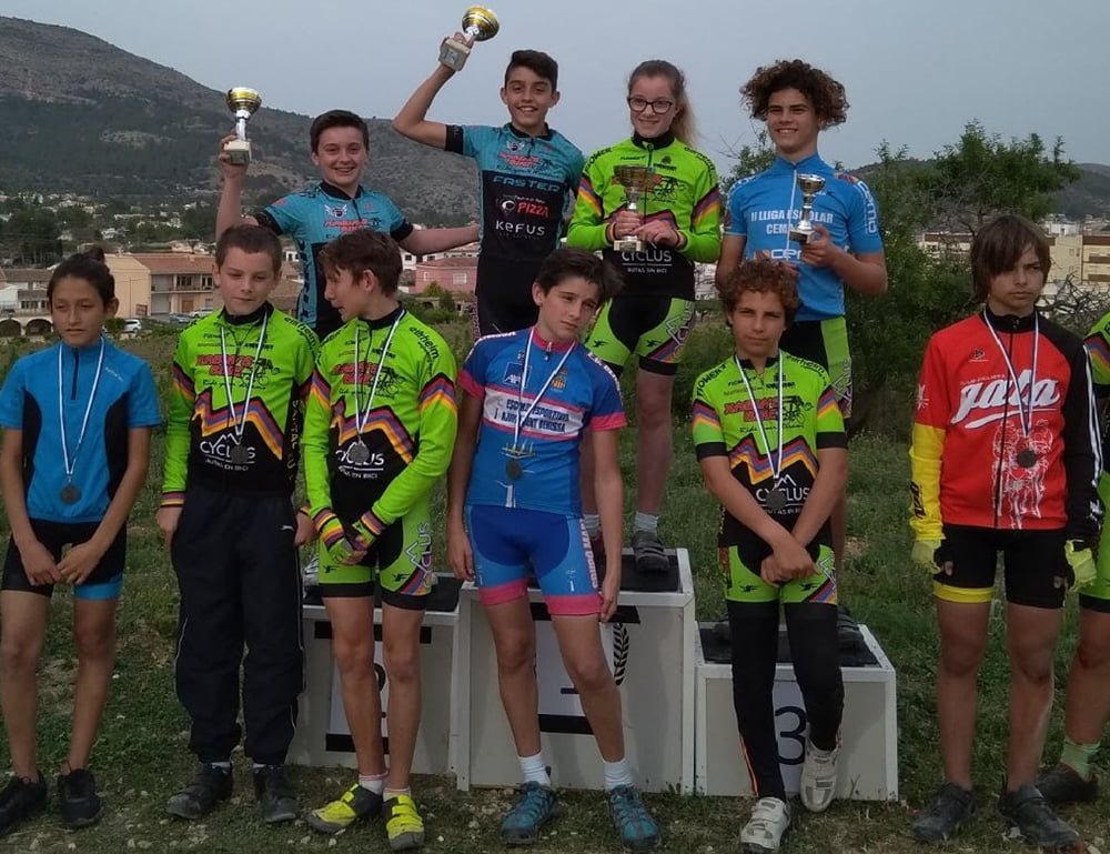 Dani Cepa Jr y Andrei Aibar entre otros ciclistas infantiles