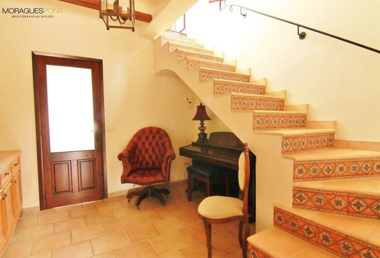 Escalera acceso casa  MORAGUES PONS Mediterranean Houses