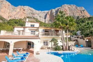 Fachada de la casa con gran piscina Quality Rent a Villa