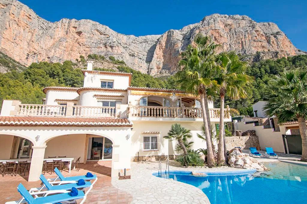 Fachada de la casa con gran piscina Quality Rent a Villa