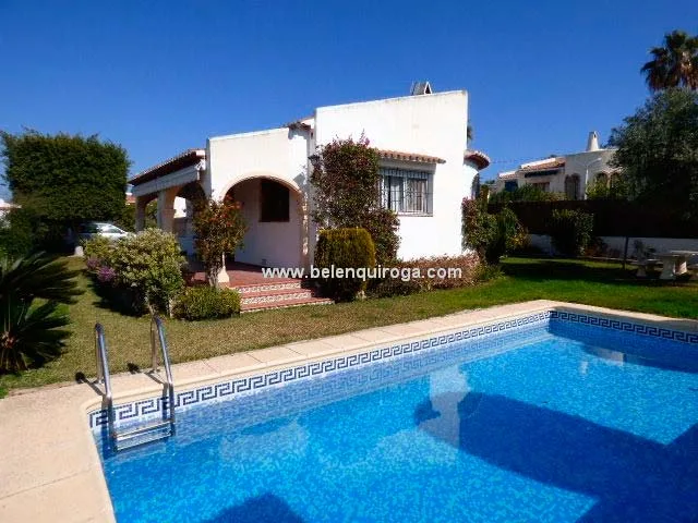Fachada de la casa piscina Inmobiliaria Belen Quiroga