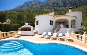 Fachada y piscina Quality Rent a Villa
