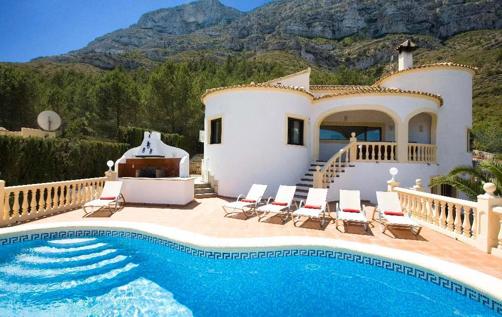 Fachada y piscina Quality Rent a Villa