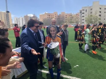 Gema Soliveres recogiendo la Copa de Campeonas de España