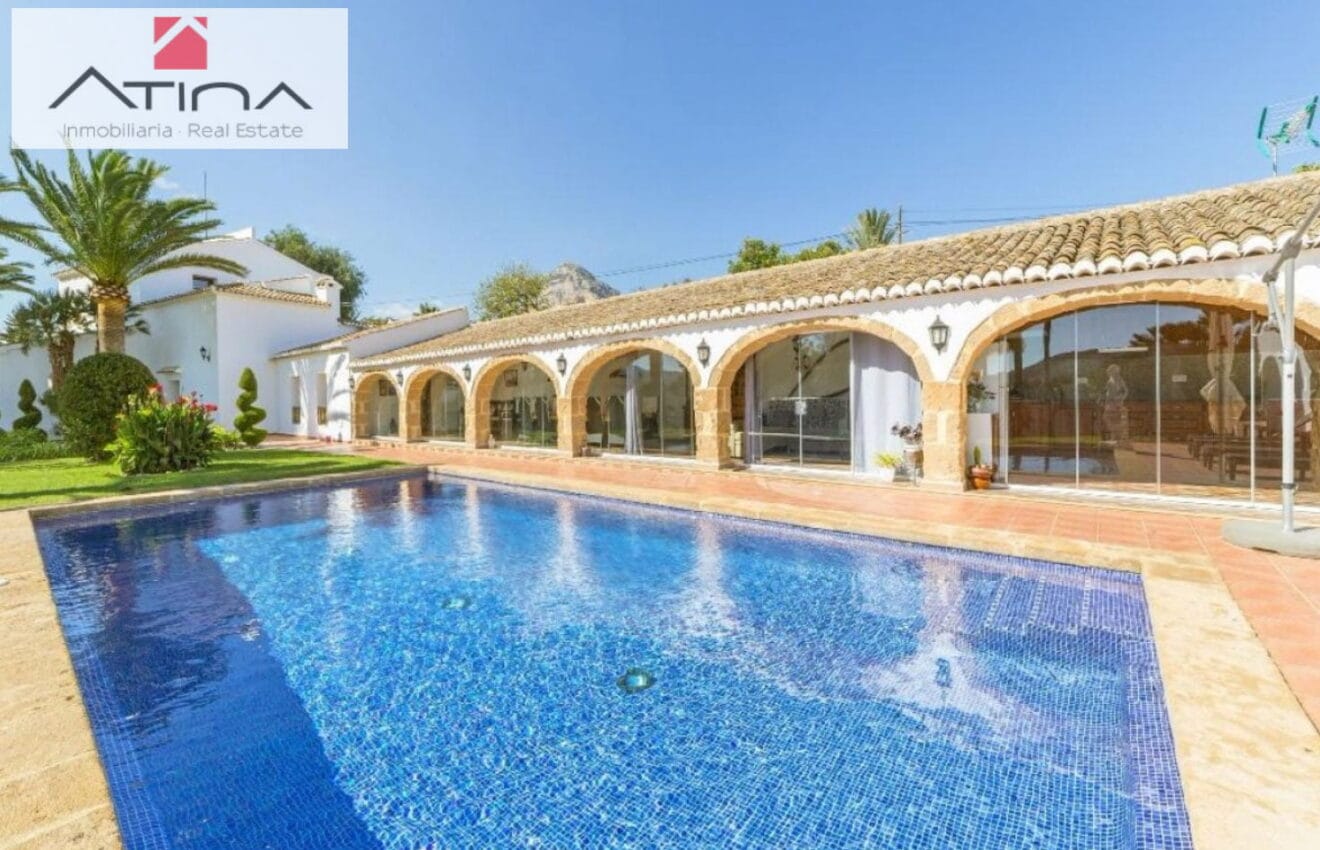 Gran piscina Atina Inmobiliaria