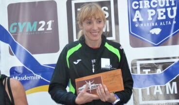 Mª Isabel Ferrer con su trofeo