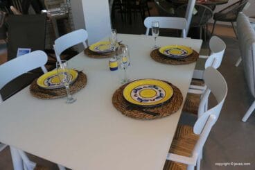 Mesa y sillas exterior en blanco MCJ Biard