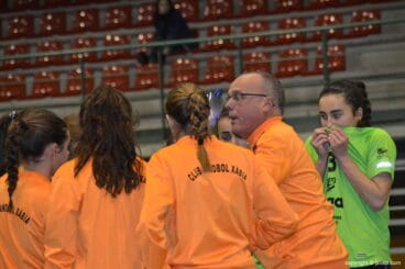 Pep Hierro dando instrucciones a sus chicas