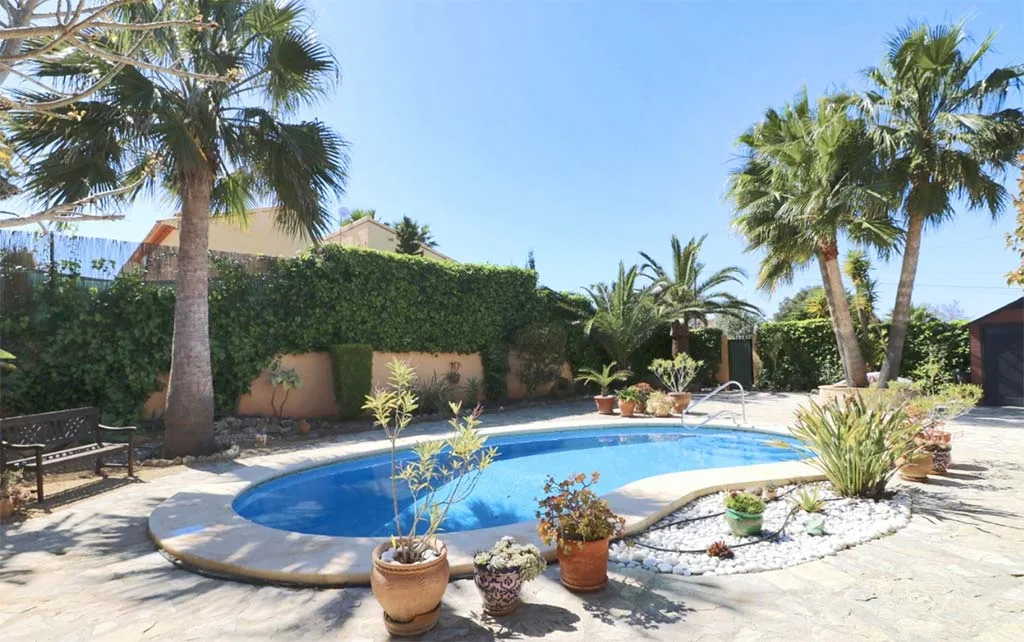 Piscina Vicens Ash Properties