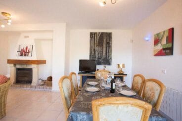 Sala con chimenea Aguila Rent a Villa