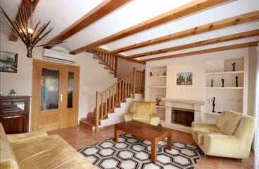 Sala de estar con chimenea Villadom Spain