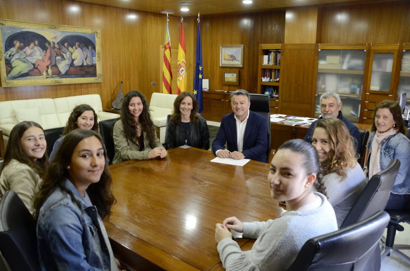 Alumnas del Colegio Maria Inmaculada con el alcalde