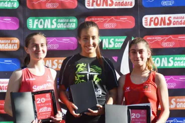 Atleta cadete del CA Llebeig Xàbia en el podio