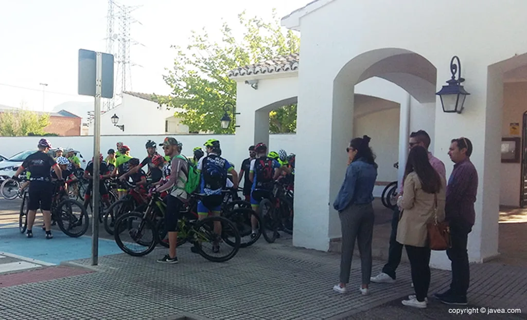 Concentración de ciclistas en el cementerio