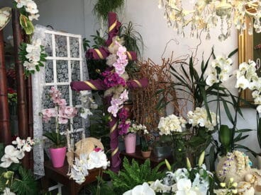 Cruz escaparate Floristería Metge González