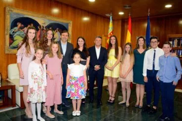 Entrega de bandas a las representantes de las fiestas de Fogueres
