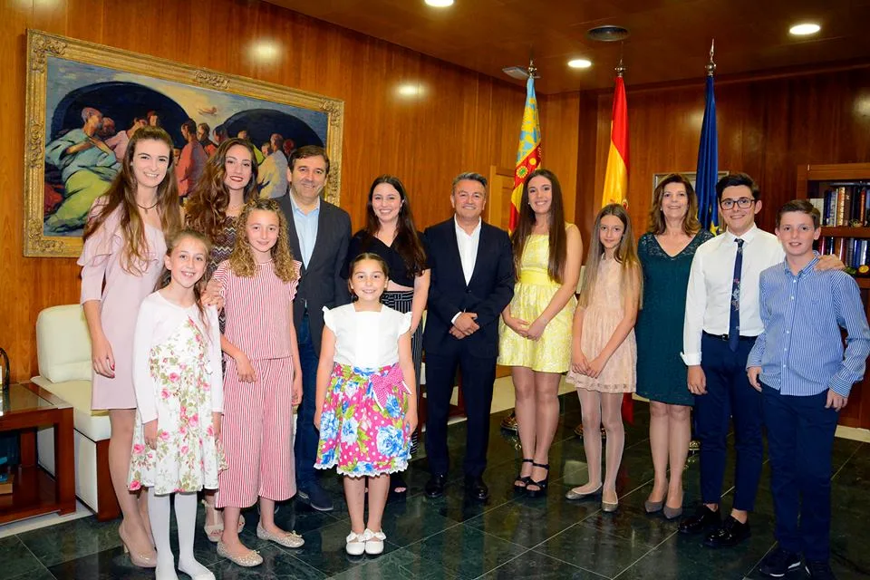 Entrega de bandas a las representantes de las fiestas de Fogueres