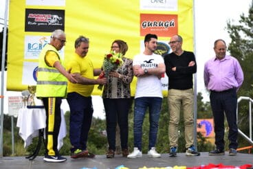 Entrega del ramo a la viuda de José Catalá Marí