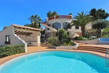 Fachada y piscina Villadom Spain
