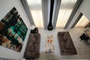 Gran salón con chimenea Atina Inmobiliaria