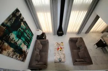 Gran salón con chimenea Atina Inmobiliaria