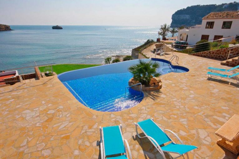 Impresionante piscina al mar Quality Rent a Villa