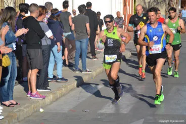 Juanjo Vallés junto a un atleta del CA Multiesport Benitatxell