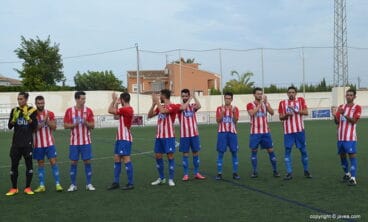 Jugadores del CD Jávea saludando al público
