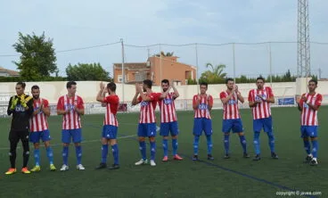 Jugadores del CD Jávea saludando al público