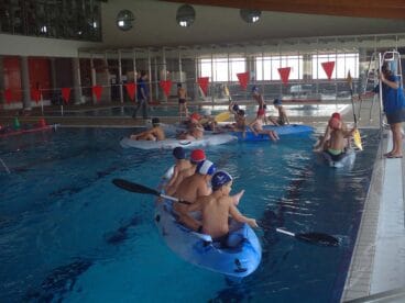 Kayaks en la piscina Centro Deportivo Dénia