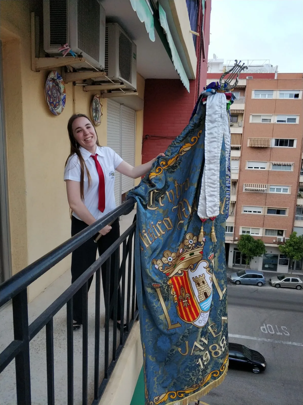 La bandera de la banda de Xàbia en los balcones de Valencia