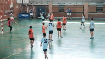 Los cadetes del Club Handbol Xàbia durante un partido